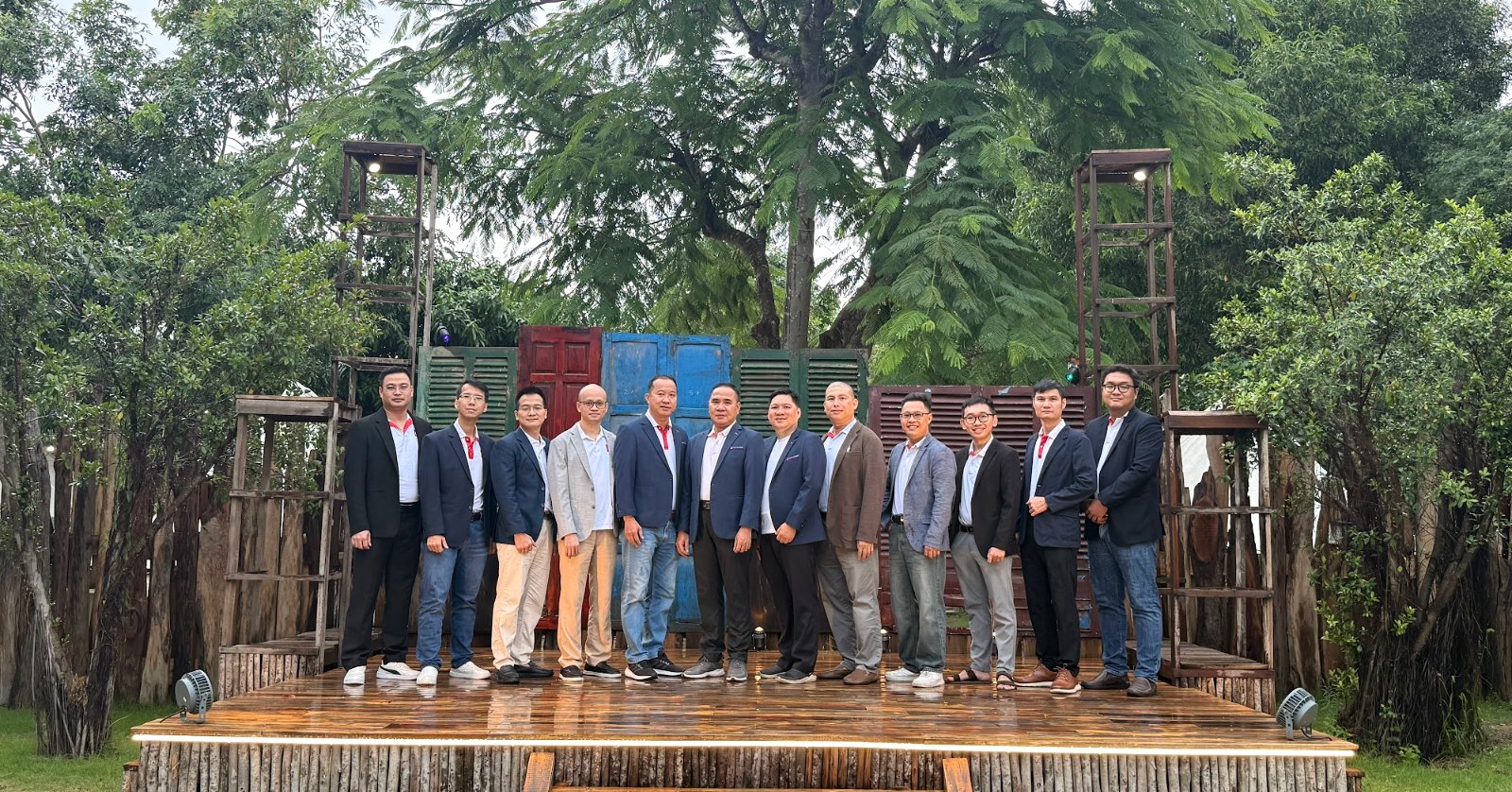 Các lãnh đạo Digital Leaders trong trang phục doanh nhân
