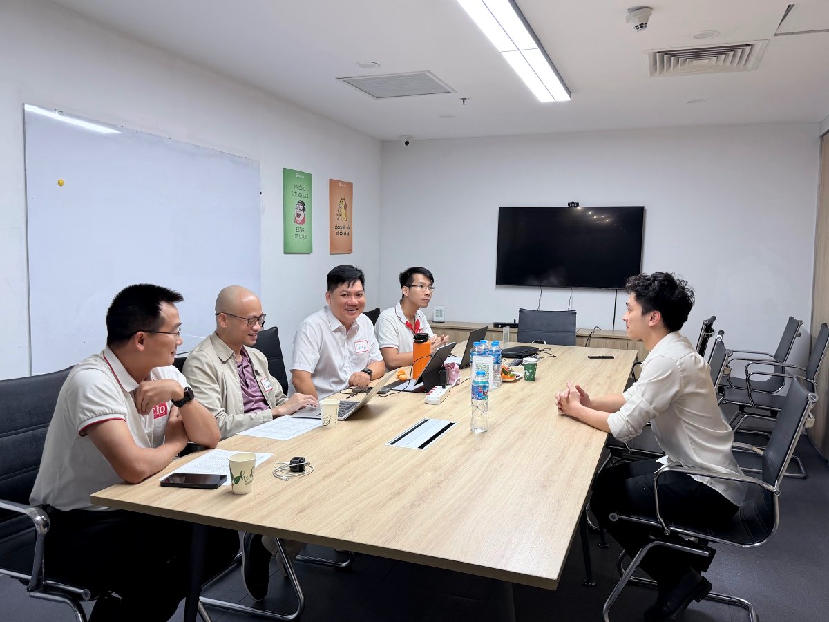 Buổi làm việc tại phòng họp